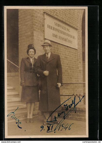Foto-AK Hamburg-Eimsbüttel, Paar vor dem Verwaltungsamt Eimsbüttel