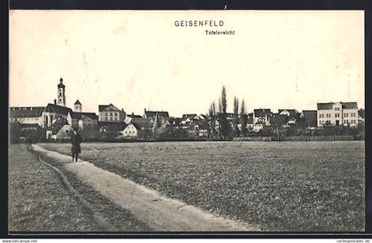 AK Geisenfeld, Totalansicht vom Feld mit Spaziergänger auf Feldweg