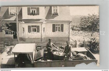 Gersthofen Maenner auf Lastkraftwagenpritsche