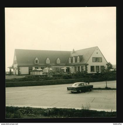 orig. Foto 60er Jahre, Gasthof Reinhardshain, OT von Grünberg Hessen, Gasthof, Restaurant, davor KfZ Oldtimer, US Car ?