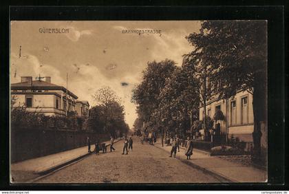 AK Gütersloh, Bahnhofstrasse mit Passanten