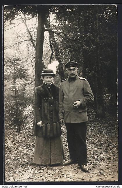 Foto-AK Hohenlockstedt, Frau mit Soldat in Uniform mit Schirmmütze