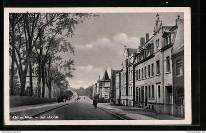 AK Klötze /Altm., Bahnhofstrasse mit Passanten