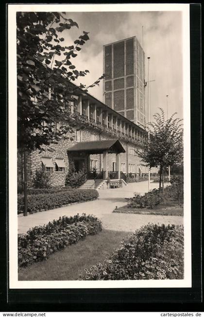 AK Kornwestheim, Rathaus mit Blumenbeet