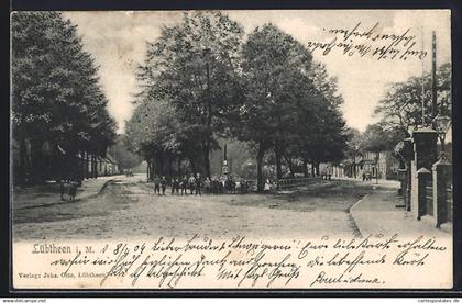 AK Lübtheen i. M., Strassenpartie mit Blick auf ein Denkmal