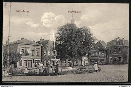 AK Lütjenburg, Marktplatz mit Geschäfte und Brunnen