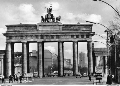 [-5%] ALLEMAGNE - Berlin - Brandenburger Tor - Porte de Brandebourg - frontière - voiture - animé - Carte postale ancien