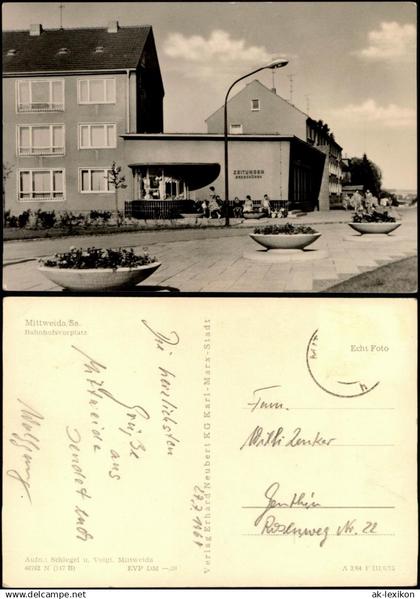 Mittweida Bahnhofsvorplatz, Personen vor Zeitungen Geschäft 1964