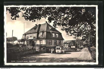 AK Neudorf i. Erzgeb., Hotel Vierenstrasse mit Autobus