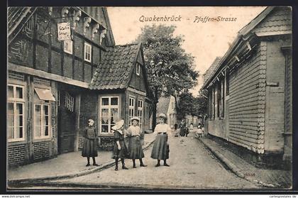 AK Quakenbrück, Pfaffen-Strasse mit Gesellenherberge und Damengruppe