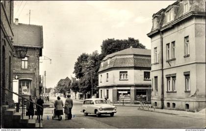 CPA Röblingen am See Mansfelder Land, Stadtstraße mit alten Häusern, Auto, Reisende mit Koffern