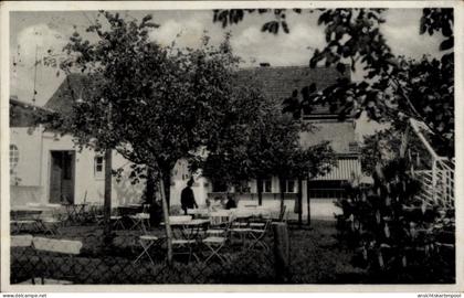 CPA Rabitz Kubschütz in Sachsen, Garten mit Bäumen, Tischen, Gebäude im Hintergrund, Person