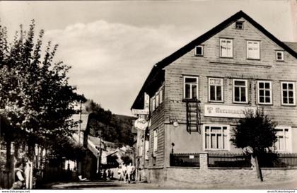 CPA Fehrenbach Masserberg in Thüringen, Historisches Holzhaus, Bäume, kleine Straße, keine Persone