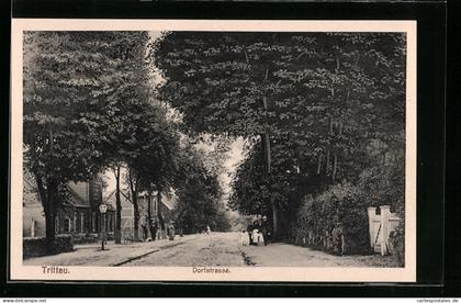 AK Trittau, Dorfstrasse mit Passanten