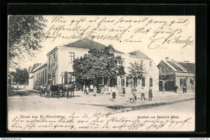 AK Kl. Wanzleben, Gasthof Heinrich Sasse mit Strasse und Kutsche