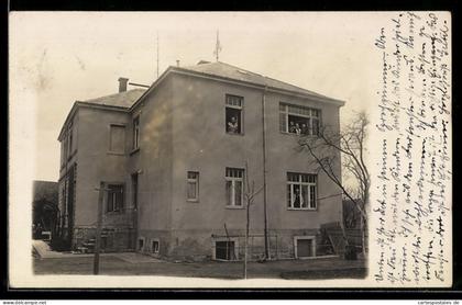 Foto-AK Weinböhla, Mietshaus mit Bewohnern in Fenstern