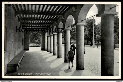 ALTE POSTKARTE ZWEIBRÜCKEN AM BAHNHOF 1938 HAUPTBAHNHOF DEUX-PONTS JUNGE KIND boy station gare Ansichtskarte postcard AK