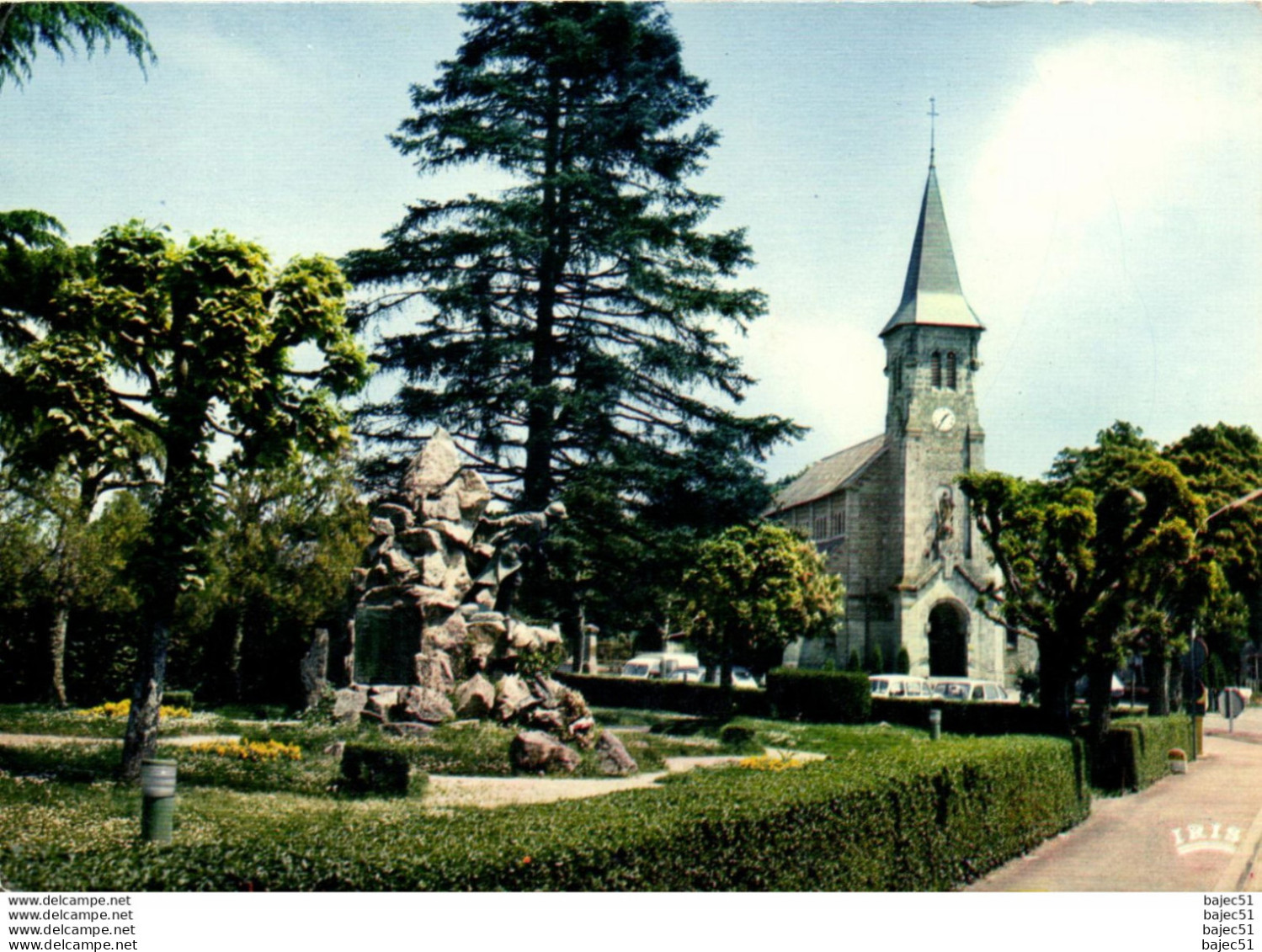 Dun le Palestel - l'église et le square