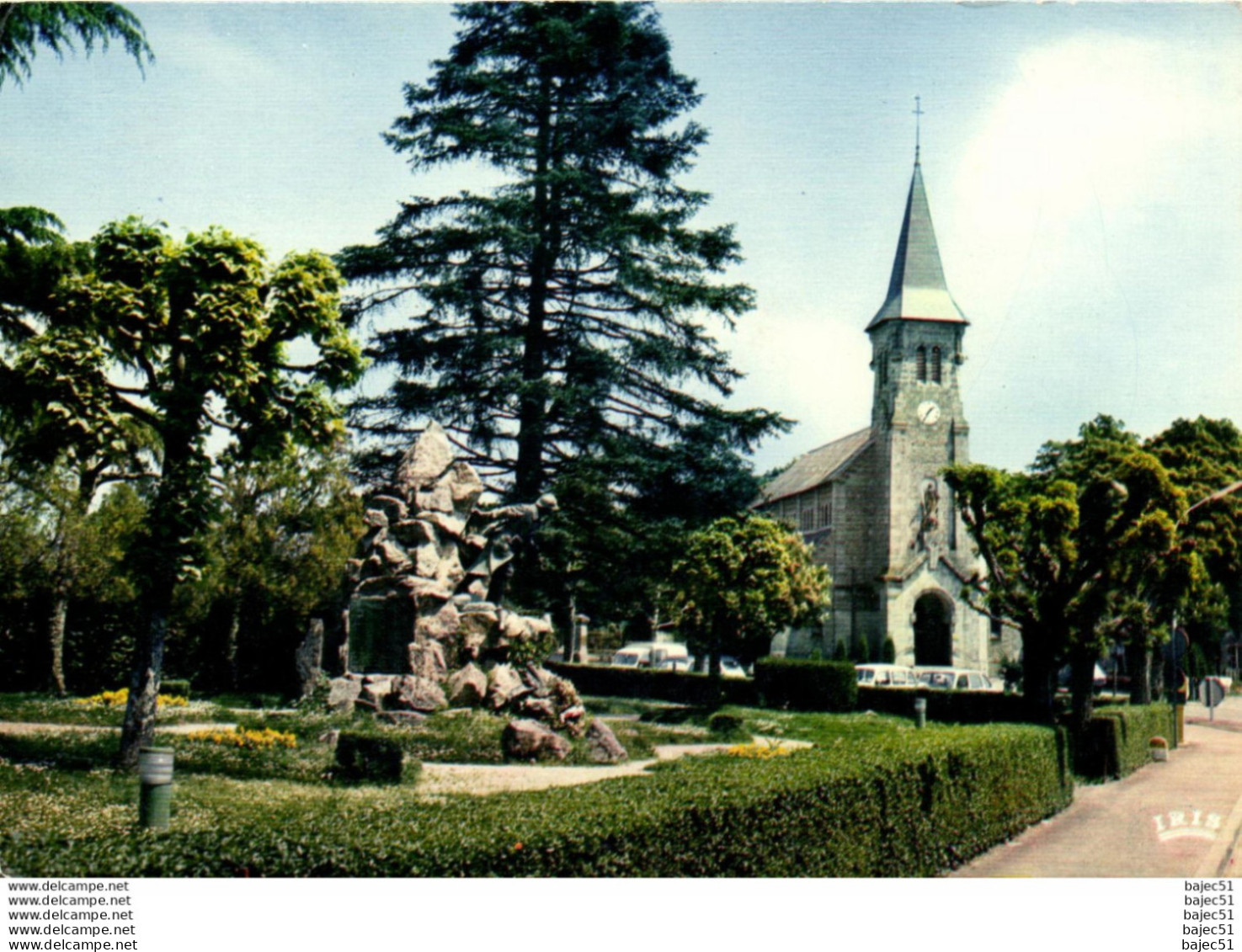 Dun le Palestel - l'église et le square