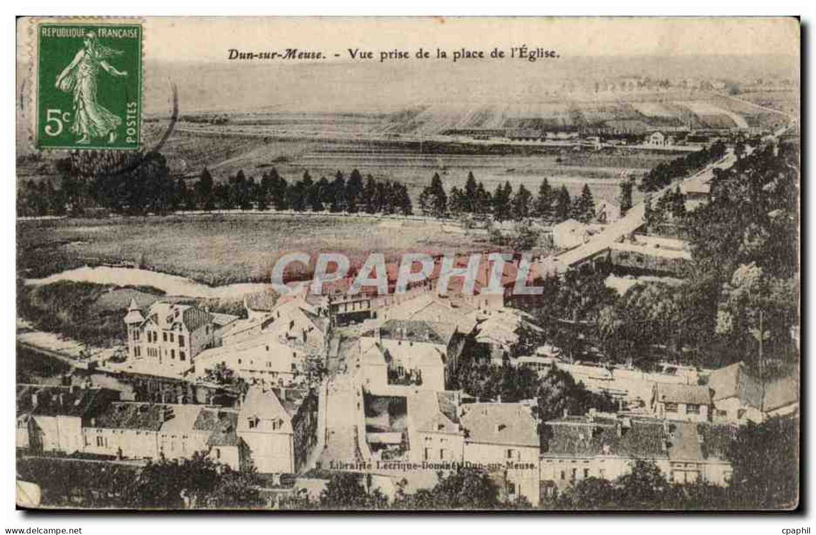 Dun sur Meuse - Vue prise de la place de l'eglise - CPA