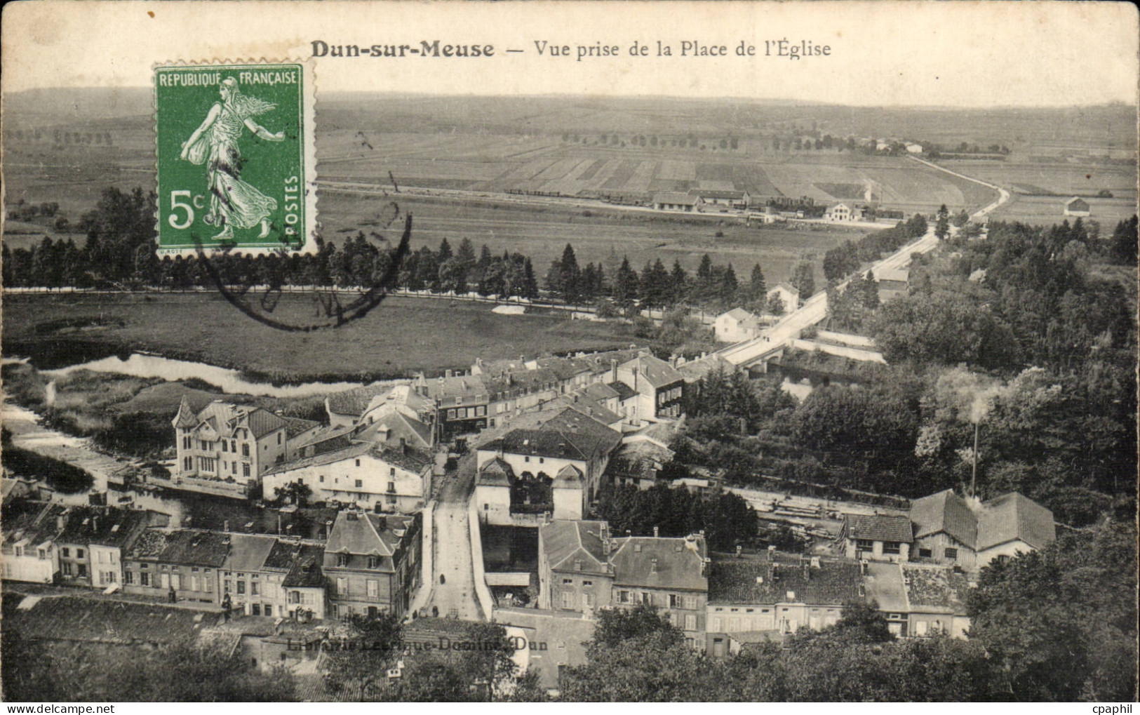 Dun sur Meuse - Vue prise de la Place l'Eglise - CPA