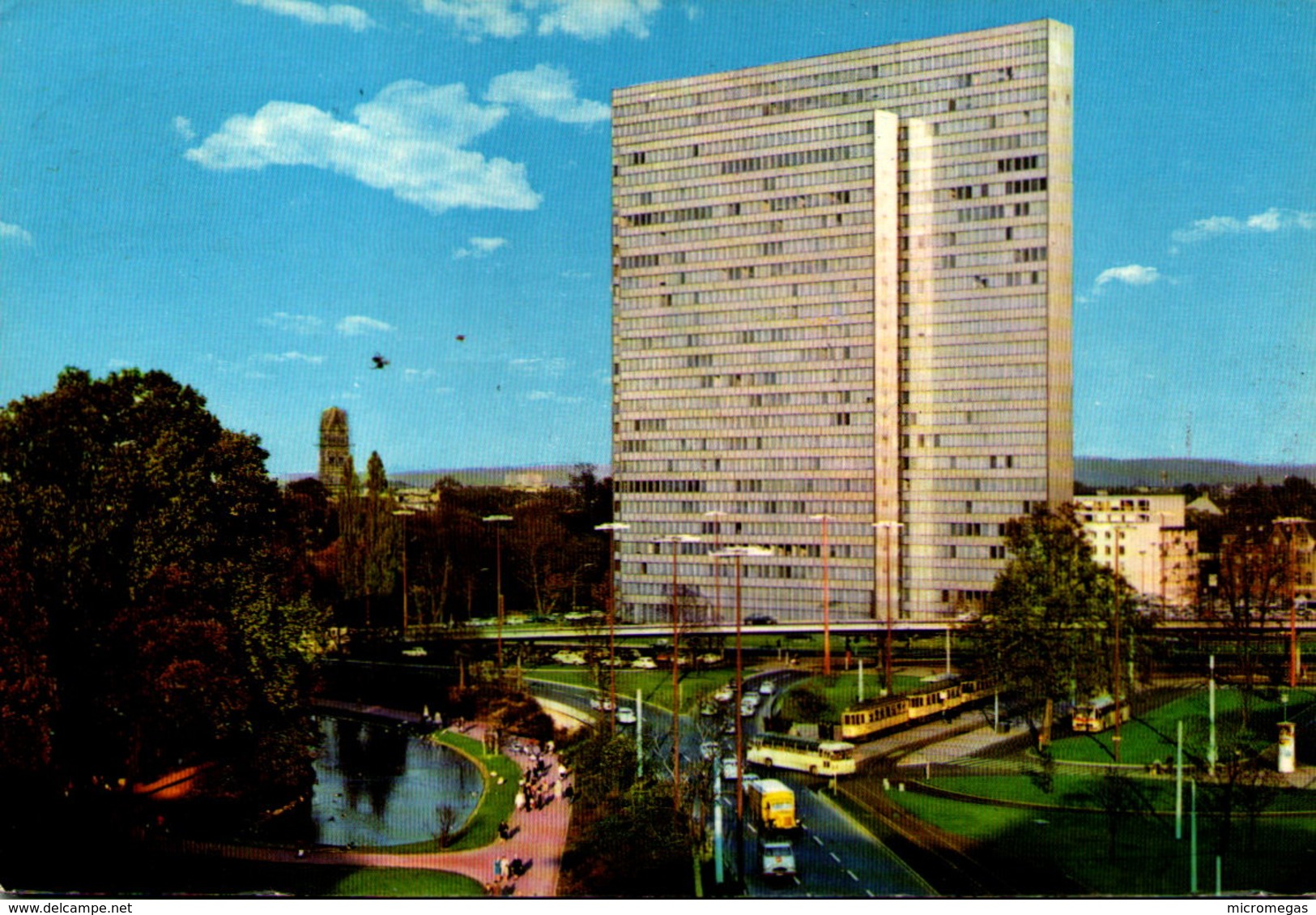 DÜSSELDORF - Hofgarten mit Thyssen-Hochhaus