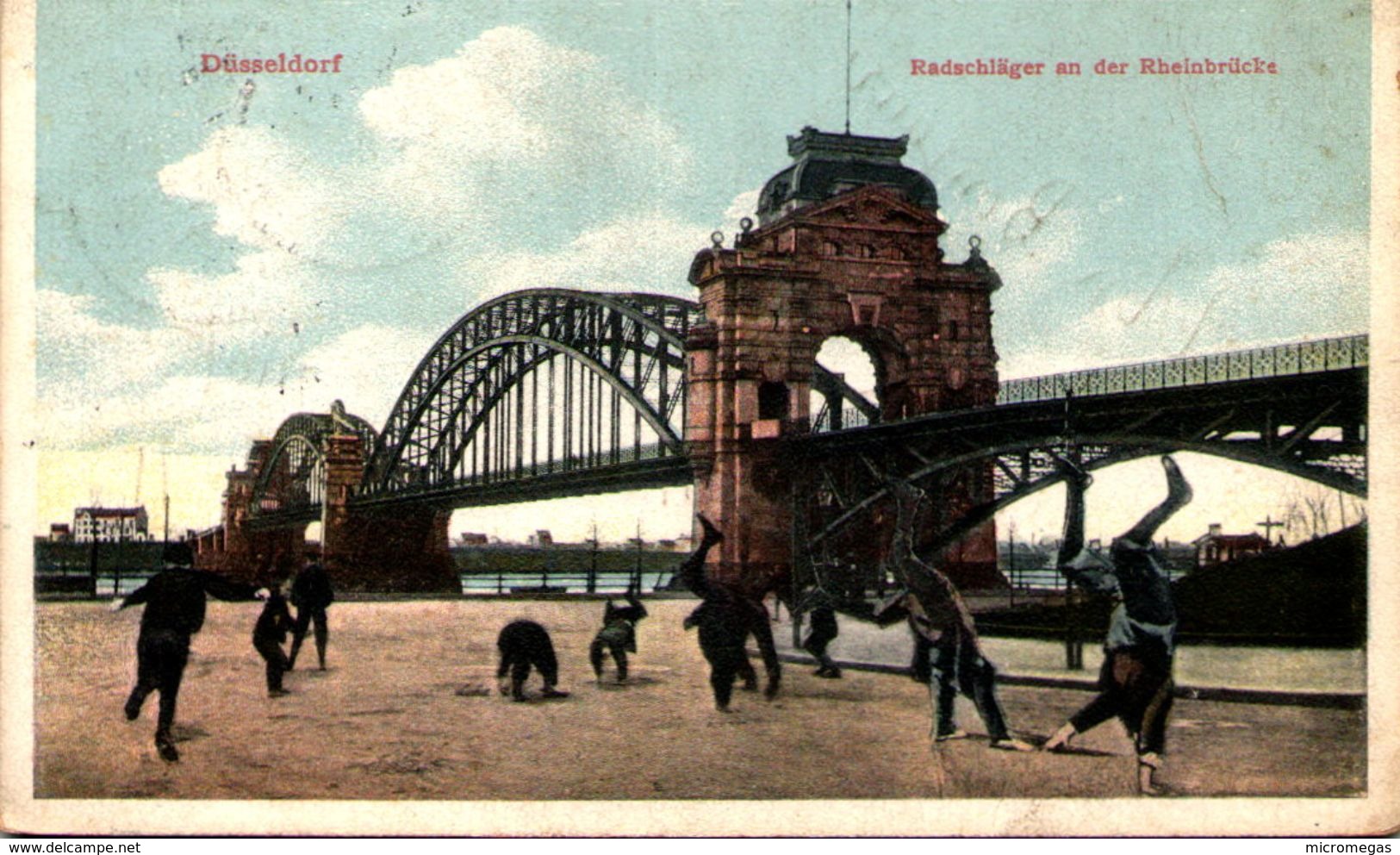 DÜSSELDORF - Radschläger an der Rheinbrücke