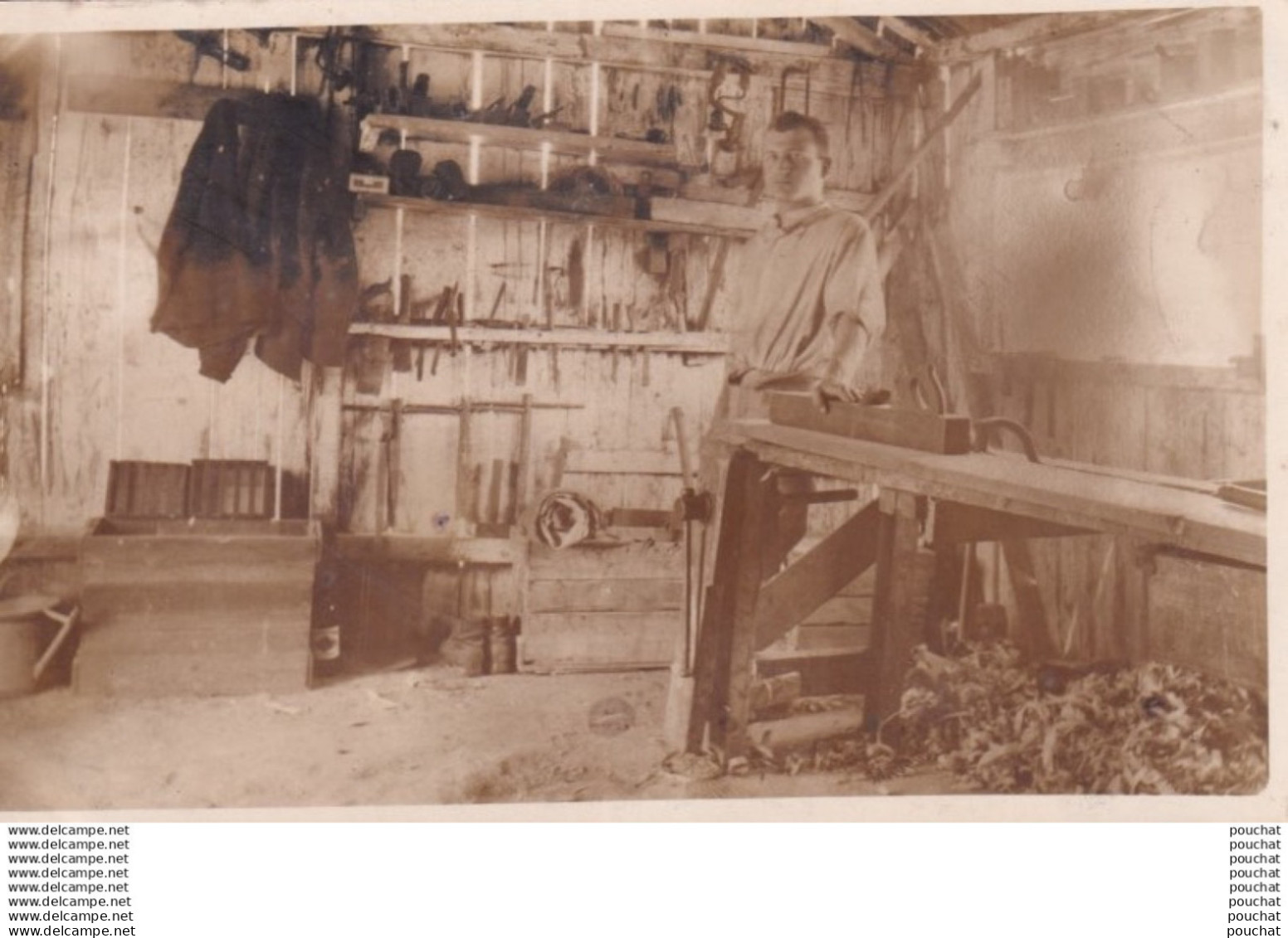 E17-47) TONNEINS - CARTE PHOTO GIROU -  INTERIEUR D ' UN ATELIER DE MENUISERIE AVEC MENUISIER  - ( 2 SCANS )