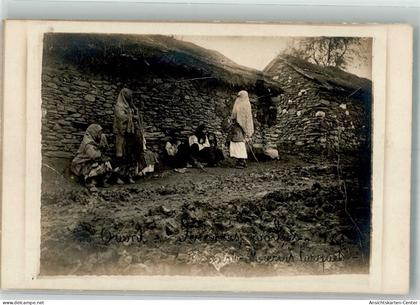 38166325 - Frauen in Tracht