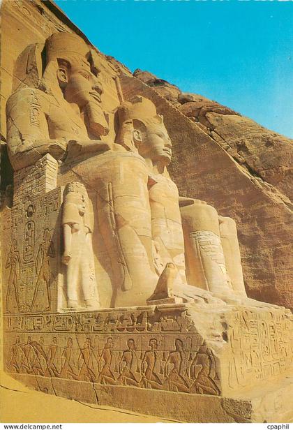 CPM Abu Simbel Les statues de Ramses devant le grand temple