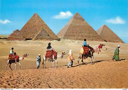 CPM Touristes aupres des Pyramides de Gizeh