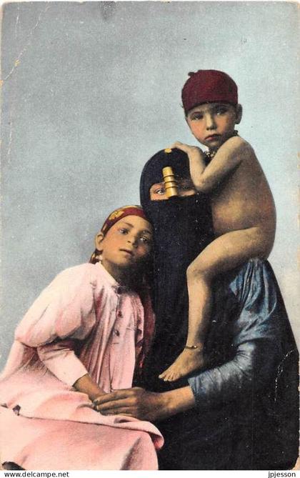 EGYPTE - PERSONNES - UNE MERE