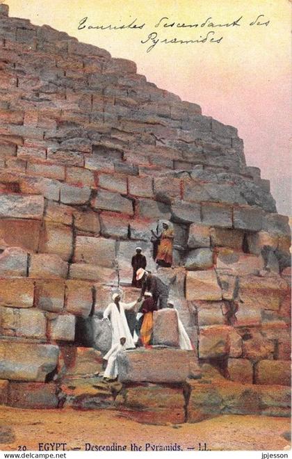EGYPTE - PYRAMIDES - TOURISTES DESCENDANT DES PYRAMIDES