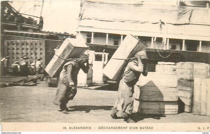 EGYPTE , Alexandrie , Dechargement d’un bateau ,  * 574 58