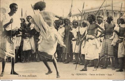 CPA Djibouti Dschibuti, Tänzer mit Speeren, traditionelle Kriegstanzaufführung, Gruppe von Mens...