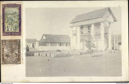 Photo CPA Madagaskar, Tonkrüge, Depot, Kolonialhäuser