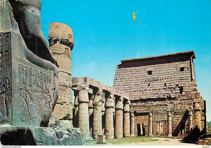 CPM Temple de Louxor Cour de devant du temple de Ramses ii