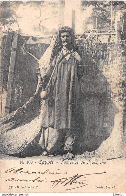 EGYPTE - PERSONNES - FUMEUSE DE HACHICHE