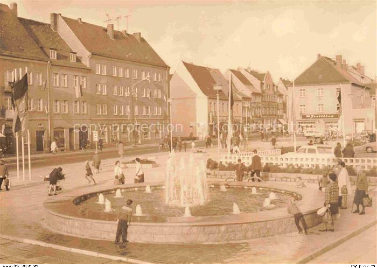 Eilenburg Sachsen Markt Springbrunnen Passanten Geschaefte Wohnhaeuser Flaggen D