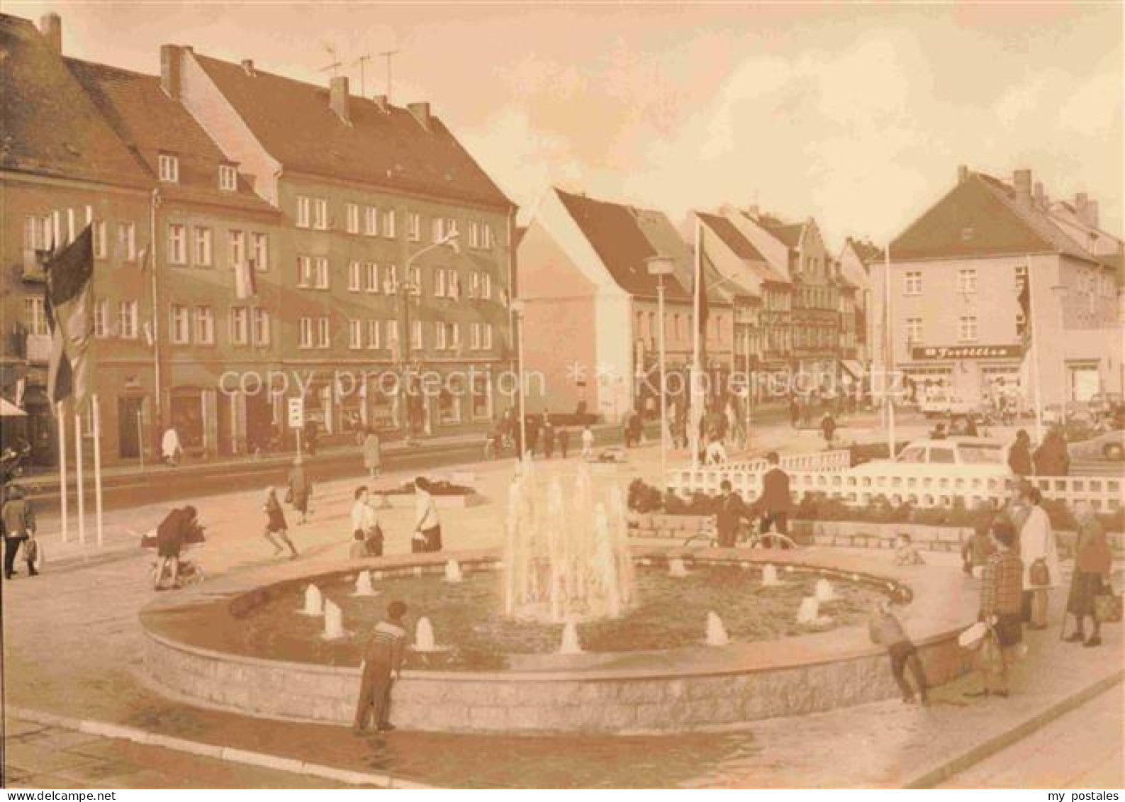 Eilenburg Sachsen Markt Springbrunnen Passanten Geschaeftshaeuser Fahnen Autos