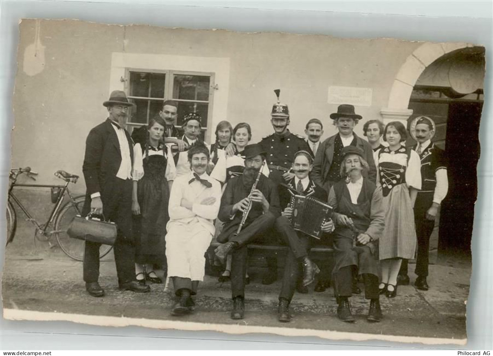 Eine verkleidete gemischte Gesellschaft Karneval Fahrrad Militär Schweiz... - 38162826