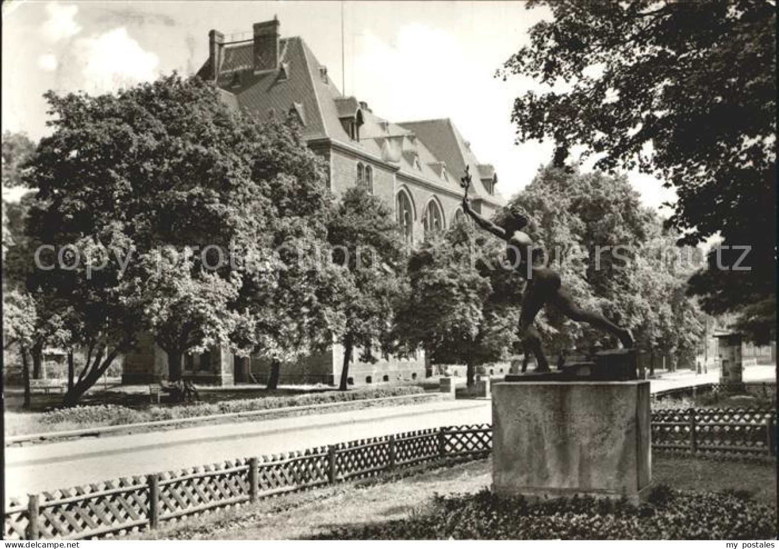 Eisleben Lutherstadt Platz-der-Jugen mit Denkmal