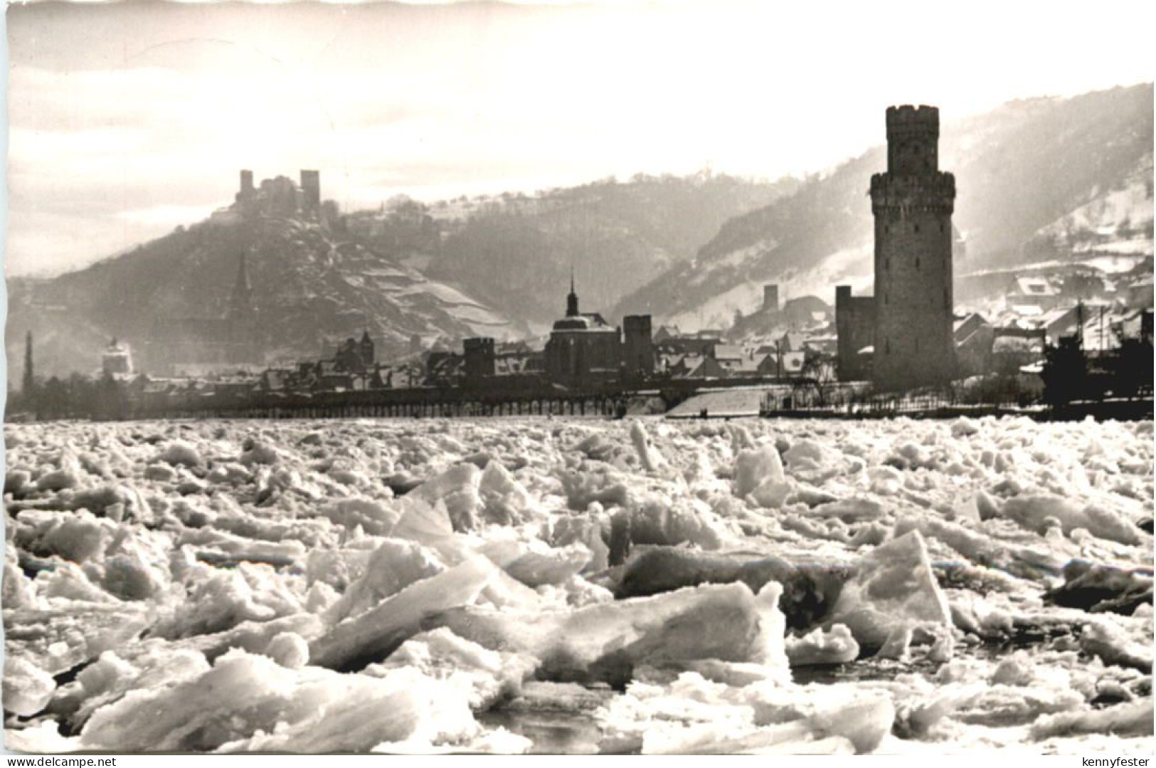 Eisstau vor Oberwesel am Rhein