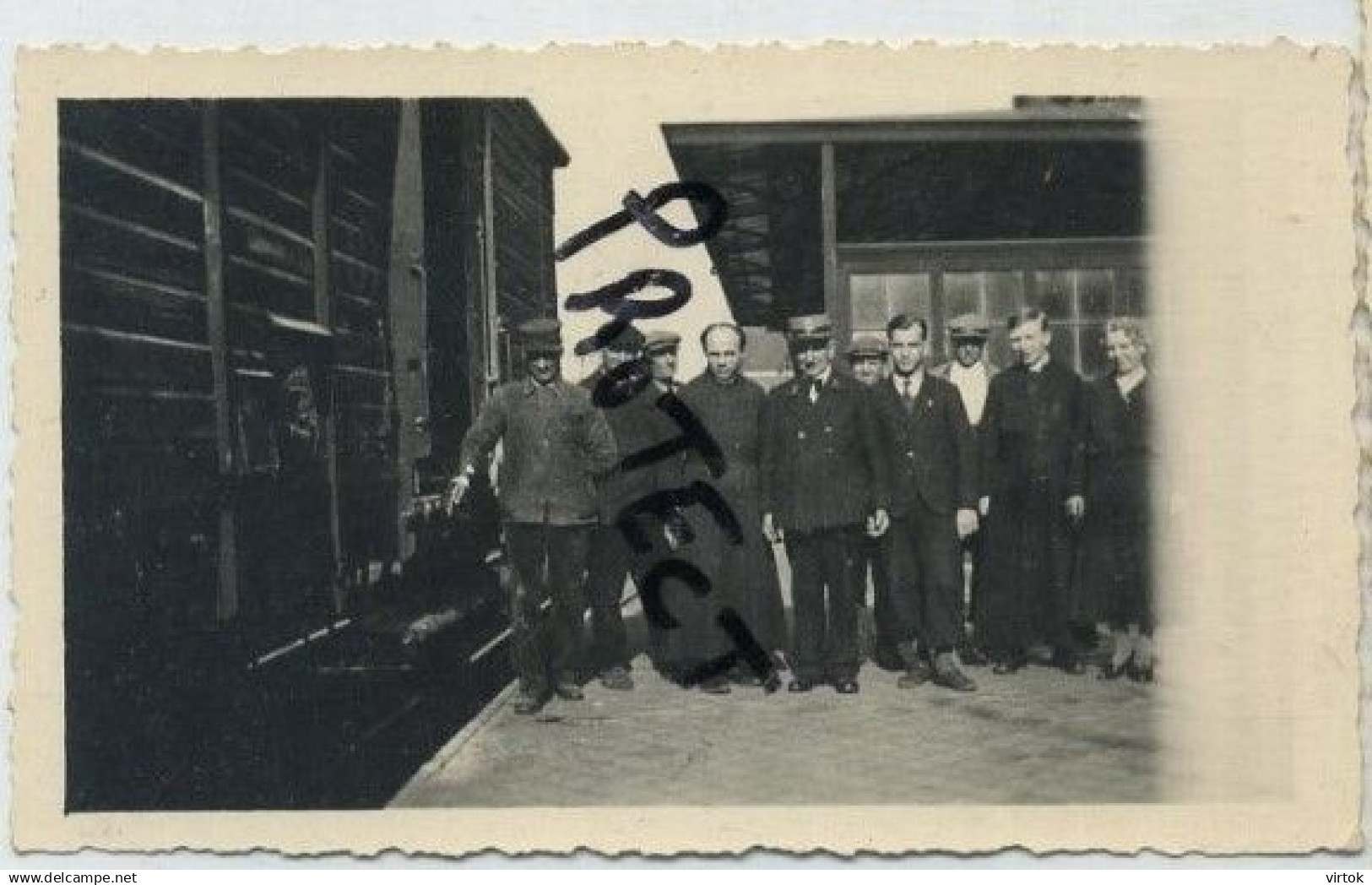 ellezelles :  dans la gare : vieux photo    11.5 x 7 cm  avec le curé