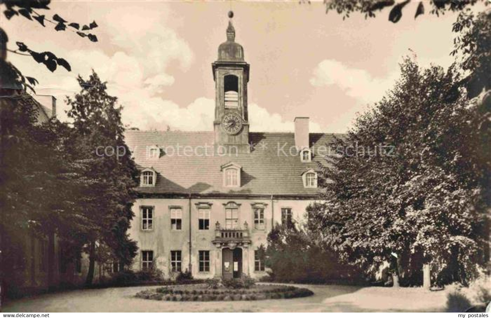Elsterwerda Brandenburg Oberschule Uhrturm Gebaeude Baeume Innenhof Blumenbeet