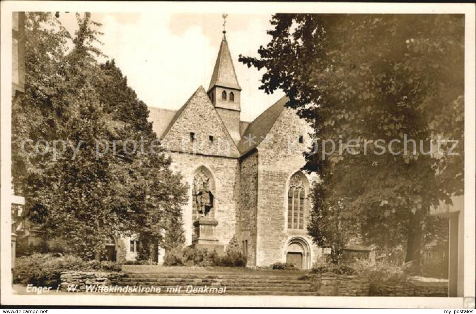 Enger Wittekindskirche mit Denkmal