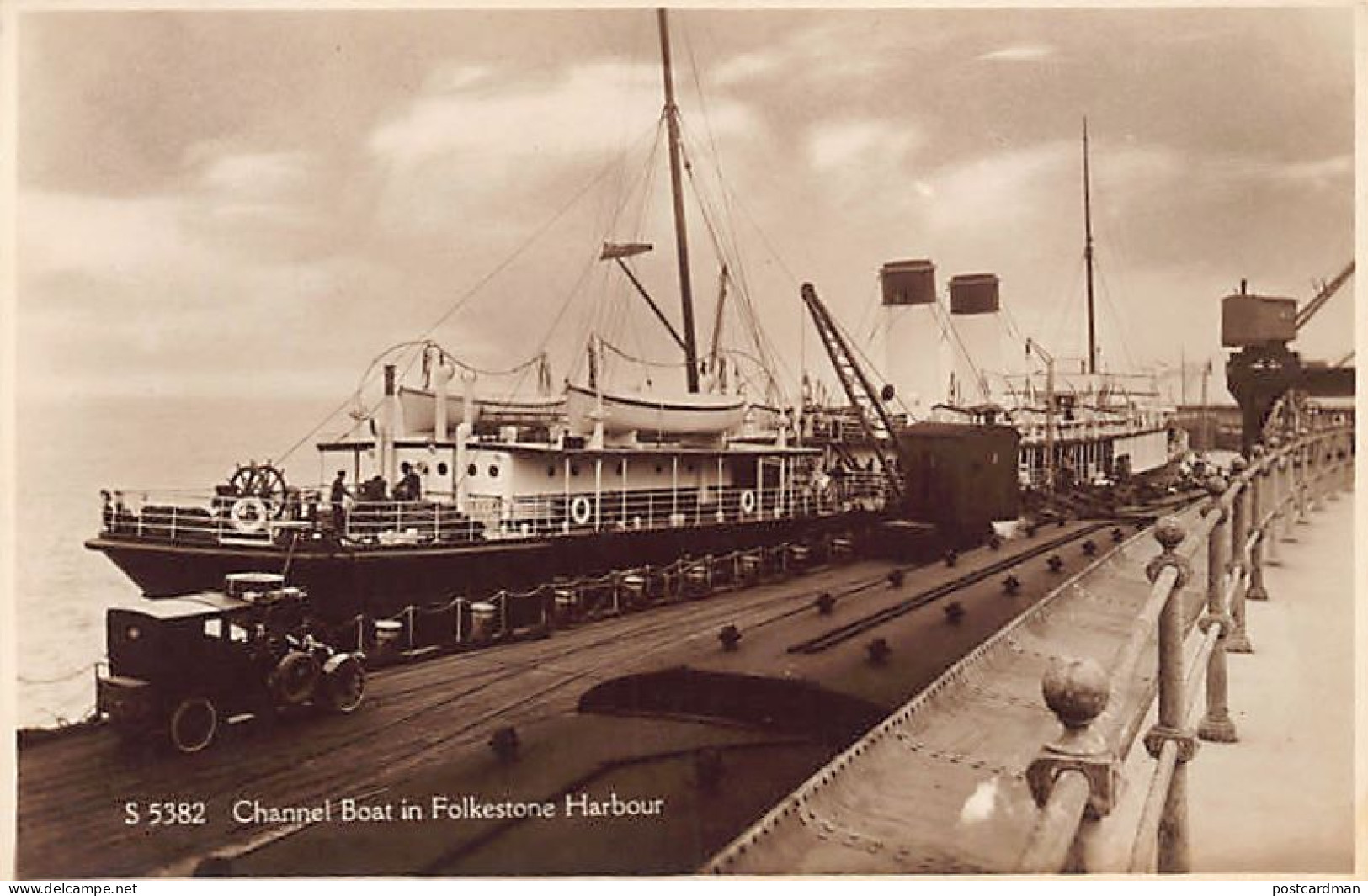 England - FOLKESTONE - Channel boat in harbour