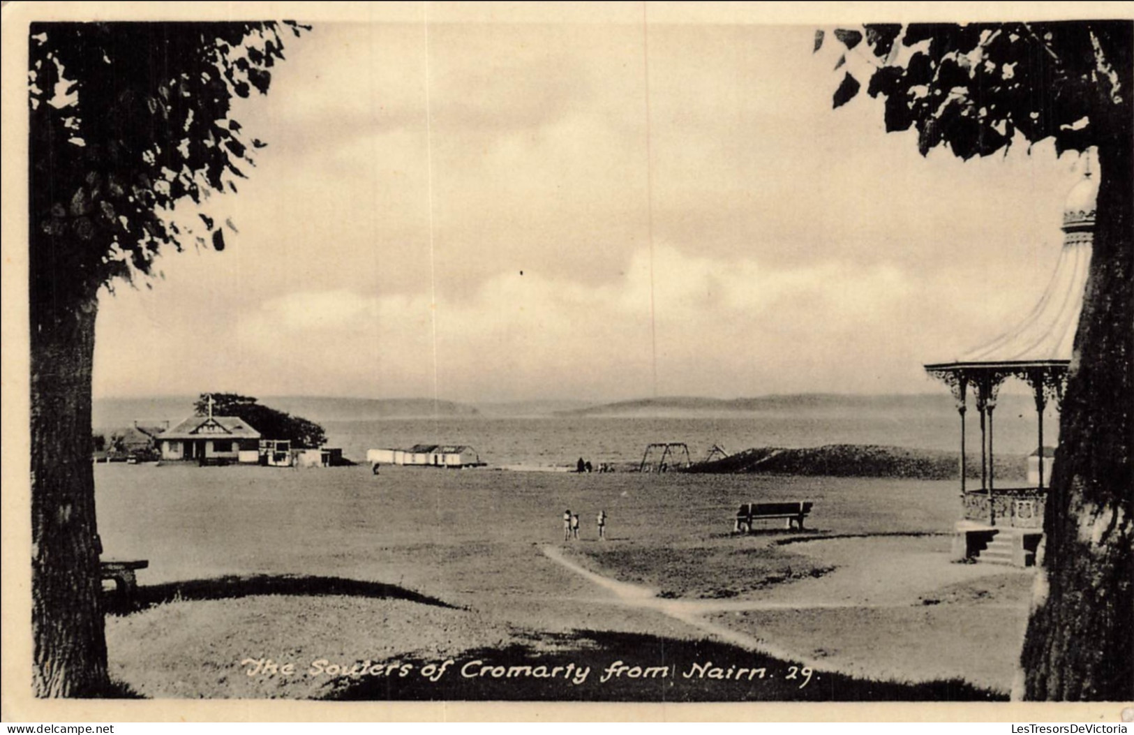ENGLAND - Nairn - Souters - Cromarty - Beach - swings - cottages - bench - childrens - animé - ed M& L - Carte Postale