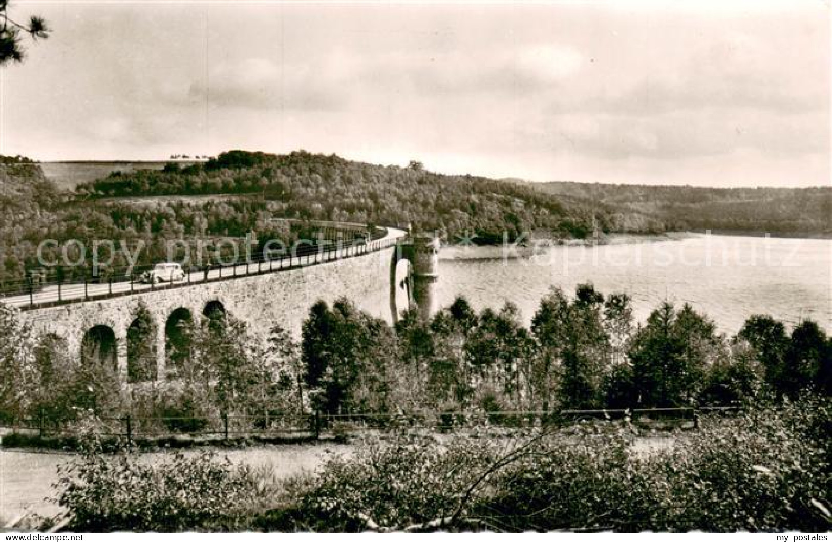 Ennepetal Ennepetalsperre mit Oldtimer auf der Staumauer