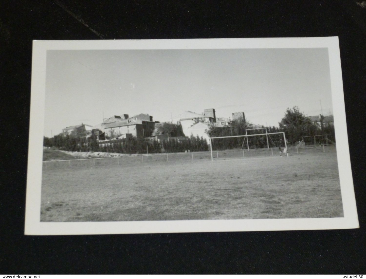 ENTRAIGUES , le stade municipal ............. 28426